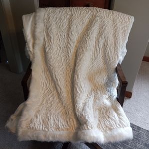 Dennis Basso Platinum Oversized Faux Fur Throw with Trim (H200601, Ivory)